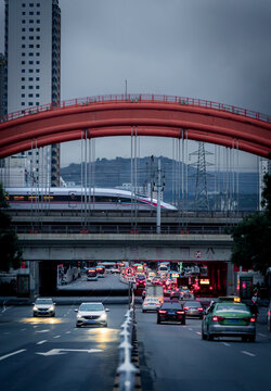 复兴号从城市上空飞驰而过