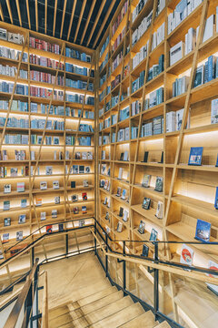 江苏南京书店里的大型书架