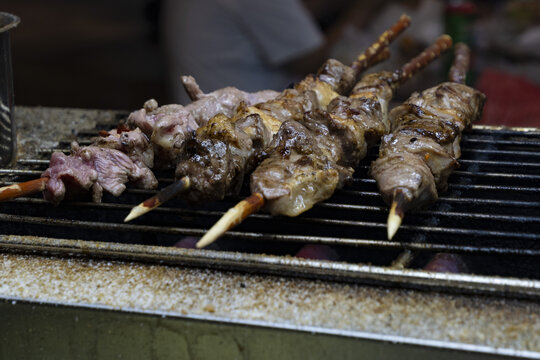 夜市烧烤红柳枝烤羊肉串