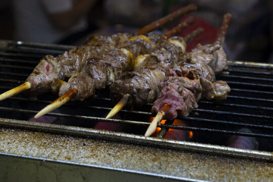 夜市烧烤红柳枝烤羊肉串