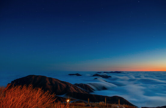 黎明前的武功山云海星空