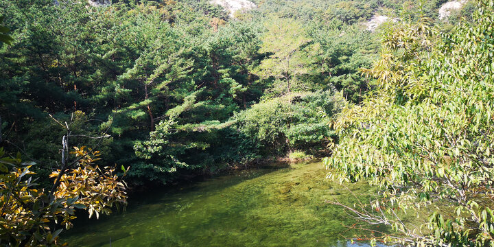 山涧溪流