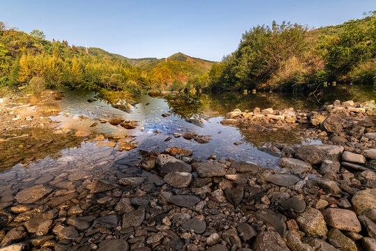 山间溪流