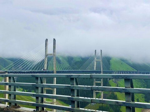 高山上的大桥