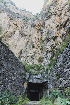 太行山石壁人工隧道
