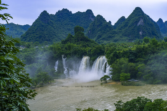 德天瀑布山景