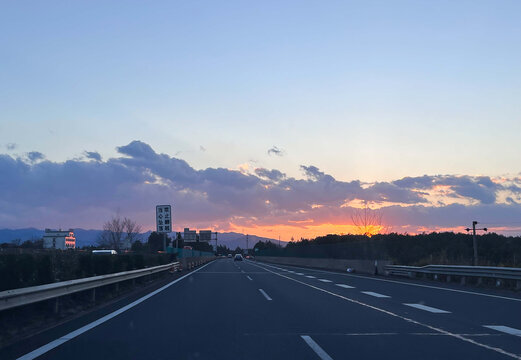 晚霞公路天空夕阳云层风景素材