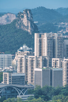 柳州喀斯特地貌山峰与城市建筑