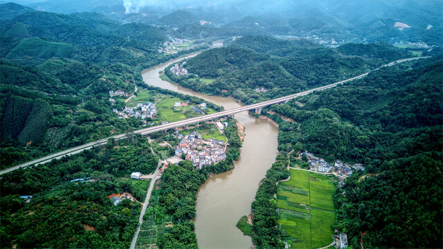 河与高速公路