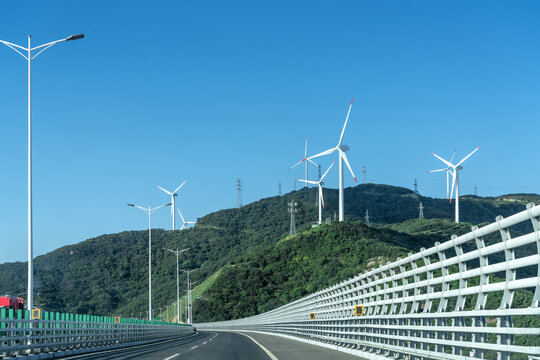 绿色能源风车和高速公路