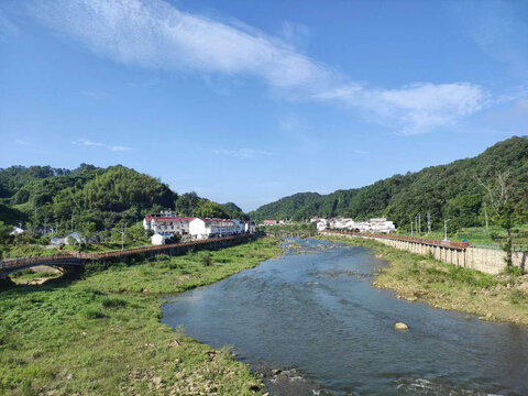 小河流水