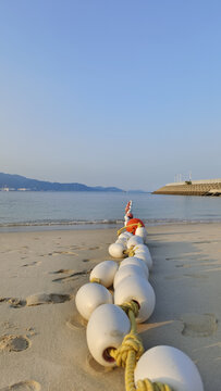 深圳桔钓沙海滩上的浮标