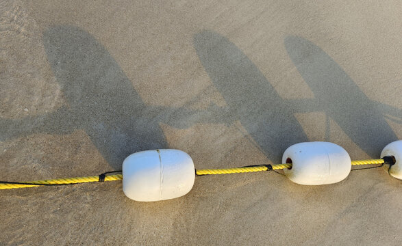 深圳桔钓沙海滩上的浮标