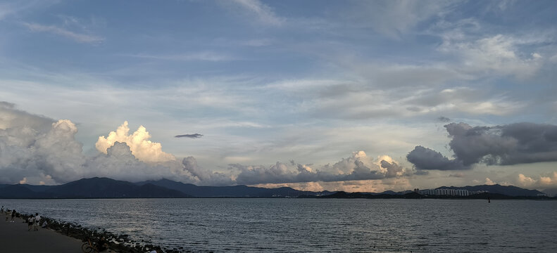 深圳湾公园地铁站外景色