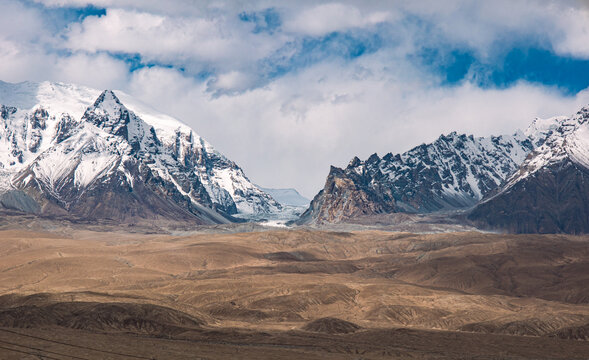 帕米尔高原慕士塔格峰