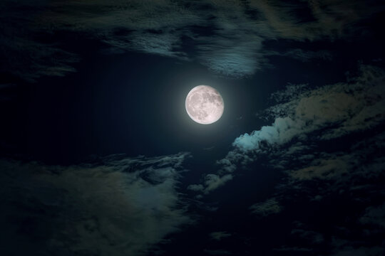 月亮与薄云