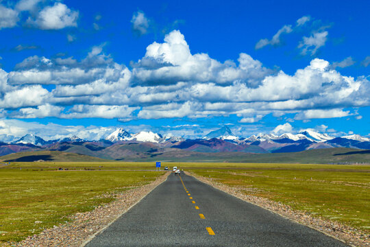 青藏高原连绵雪山公路