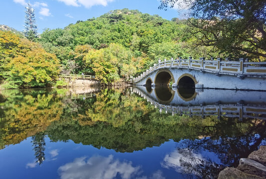 山间倒影