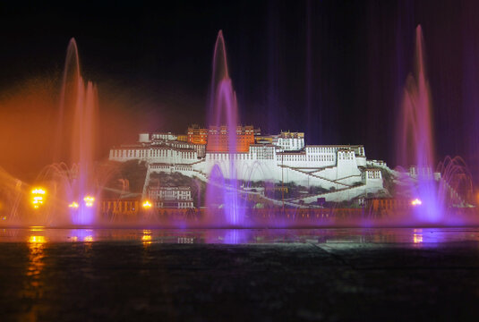布达拉宫广场喷泉