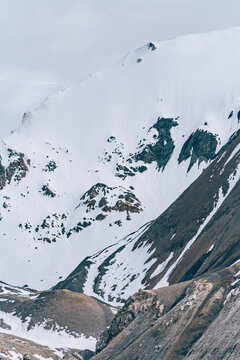 青海果洛州阿尼玛卿雪山山坡