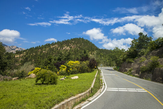 蓝天白云蜿蜒的盘山公路