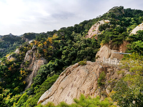 奇峰峭石