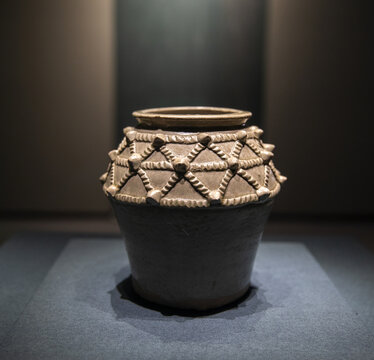 绳纹青瓷罐