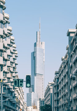 蓝天下的江苏南京紫峰大厦