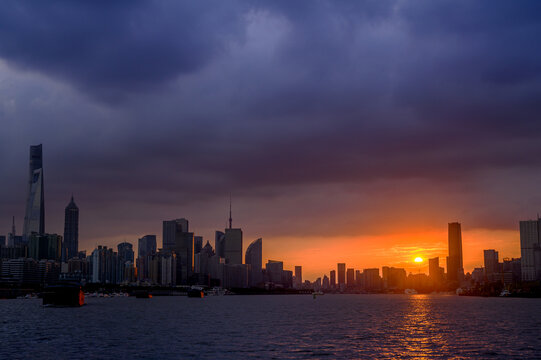 夕阳下的上海黄浦江天际线