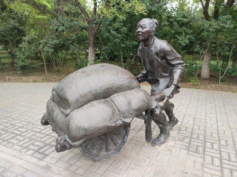 推独轮车的农民城市雕塑