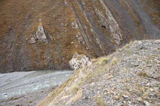 新疆独库公路的高山峡谷