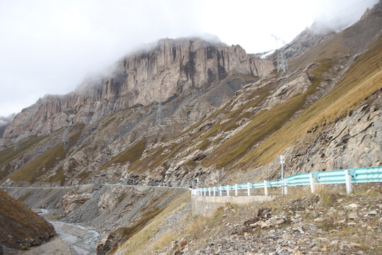 新疆独库公路的高山峡谷