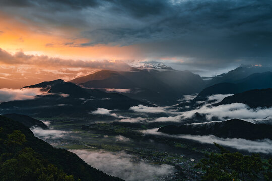 尼泊尔喜马拉雅山脉鱼尾峰日落