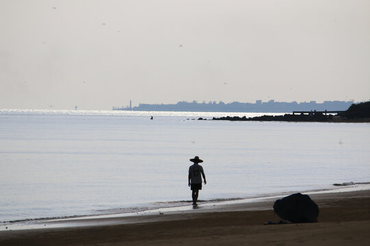 海边人物剪影