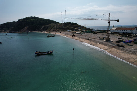 海岛渔船渔民捕捞出海礁石舟