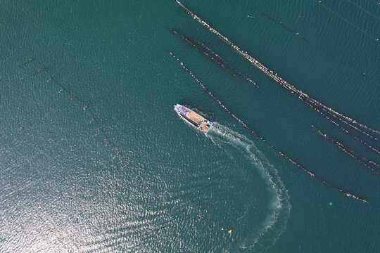 海岛渔船渔民捕捞出海水产