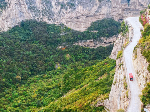 山西绵山悬崖间的山路