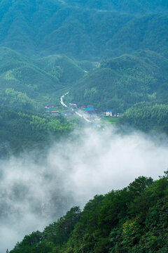 山里山村云雾缭绕美丽景象