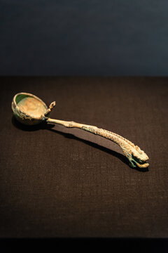 汉晋时期龙首青铜勺
