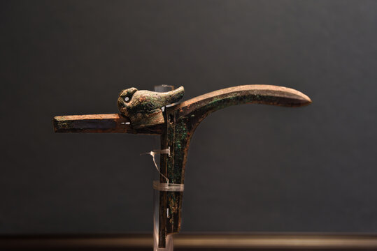 战国西汉时期鸟形柲帽鎏金戈