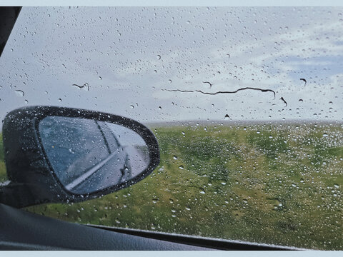 车窗外的雨滴