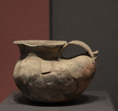 马桥文化陶鸭形壶