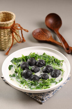 勒菜煮墨鱼丸