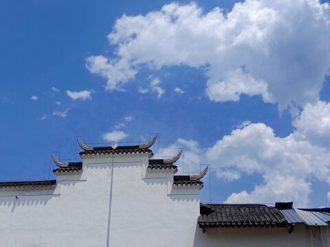 龙兴古镇围墙与蓝天