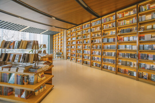 江苏南京摆放着木制书柜的书店
