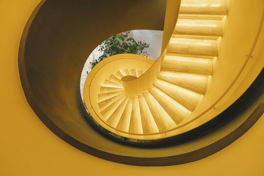 江苏南京室内黄色的旋转楼梯