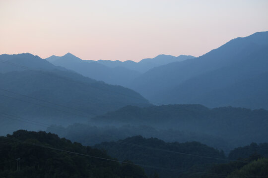 黄昏下的山