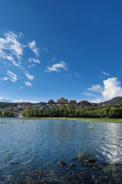 湖面上的松赞林寺