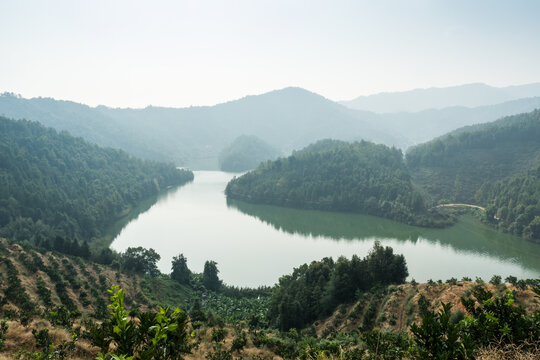 清晨阳光下的河流