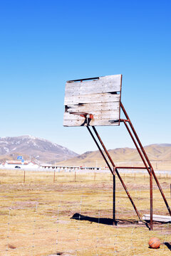 草原牧场和篮球架